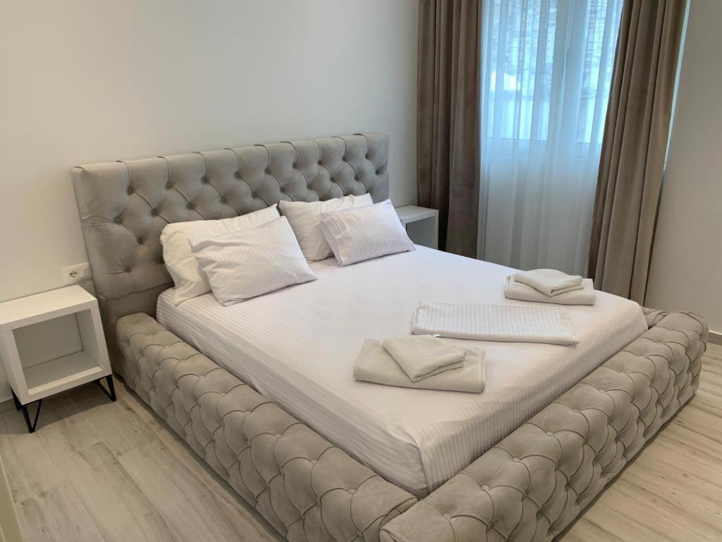 Delfin * Sarandë