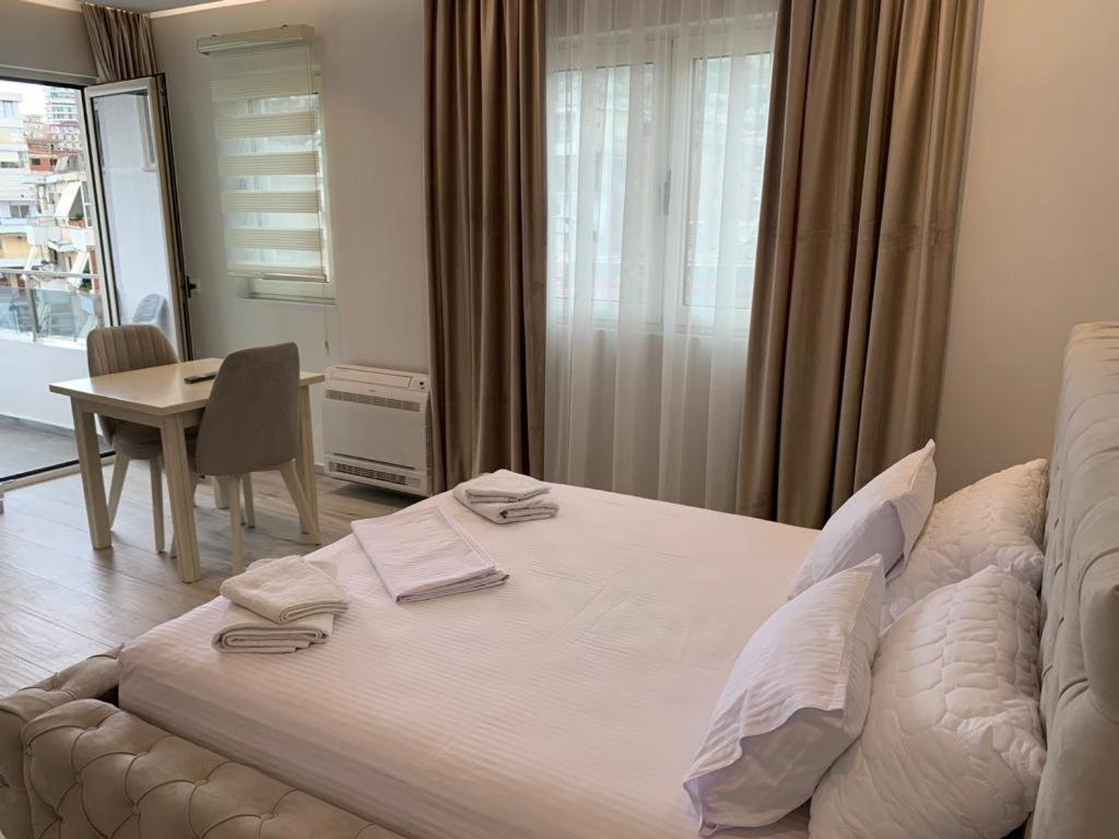 Delfin * Sarandë