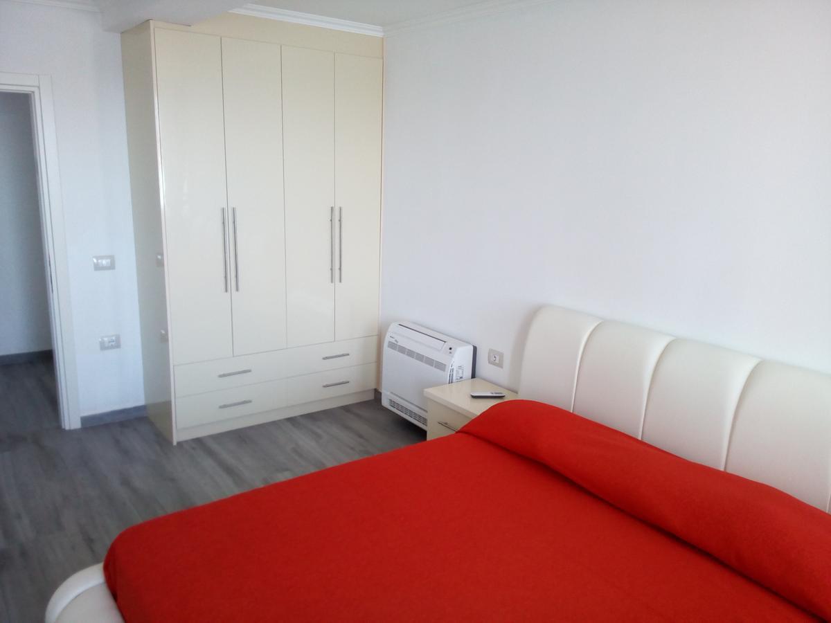 Delfin * Sarandë